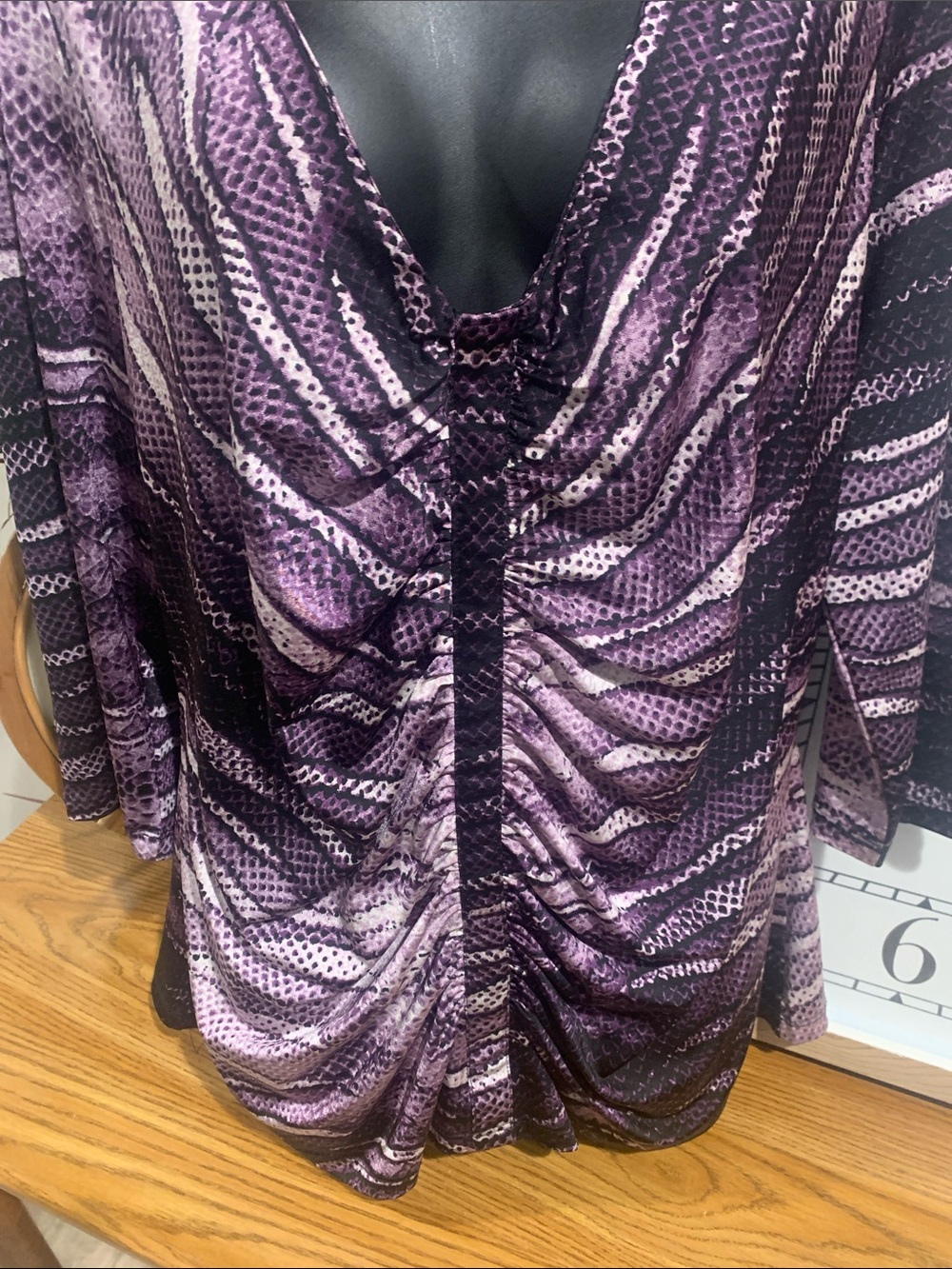 Purple Patterned V-Neck Ruched Blouse - Picture 4 of 11